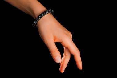 Güzel bir el yapımı mücevher bileziği. Renkli parlak boncuklar ve nötr manikürlü gevşek bir kadın bileği. Moda ve el işi aksesuarları. Yumuşak seçici odaklı yakın plan