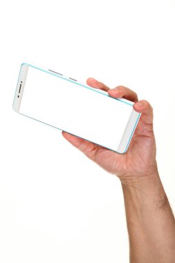 İnsan eli, avucunda boş bir krom ekran olan modern bir akıllı telefonu tutar. Teknoloji ve reklam kavramı. Ayrıntılı yakın çekim stüdyo çekimi soyut beyaz arka planda izole