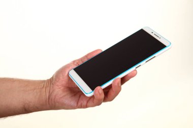 İnsan eli, avucunda boş bir krom ekran olan modern bir akıllı telefonu tutar. Teknoloji ve reklam kavramı. Ayrıntılı yakın çekim stüdyo çekimi soyut beyaz arka planda izole