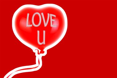 Kırmızı lastik şişme kalp şeklinde balon. Aşk, ilişki, sevgililer günü ve doğum günü kutlaması konsepti. Boş kopya alanı olan dergi tarzı moda kolajı