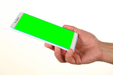 İnsan eli, avucunda boş bir krom ekran olan modern bir akıllı telefonu tutar. Teknoloji ve reklam kavramı. Ayrıntılı yakın çekim stüdyo çekimi soyut beyaz arka planda izole