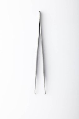 Çelik cerrahi aletler ve laboratuvar ekipmanları beyaz arka planda izole edilmiş. Profesyonel klinik aletleri. Tıbbi, cerrahi, ambulans ve veteriner konsepti. Yumuşak seçici odaklı yakın plan