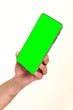 İnsan eli, avucunda boş bir krom ekran olan modern bir akıllı telefonu tutar. Teknoloji ve reklam kavramı. Ayrıntılı yakın çekim stüdyo çekimi soyut beyaz arka planda izole