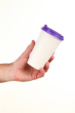 İnsan eli plastik kapaklı boş bir kahve fincanı tutar. Tek kullanımlık fincana çay ya da kahve konsepti. Metin veya logo için yeri ve yeri kopyala. Beyaz bir arkaplanda izole edilmiş