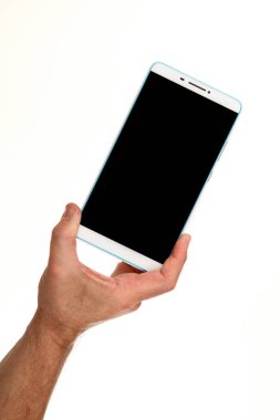 İnsan eli, avucunda boş bir krom ekran olan modern bir akıllı telefonu tutar. Teknoloji ve reklam kavramı. Ayrıntılı yakın çekim stüdyo çekimi soyut beyaz arka planda izole