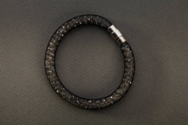 Güzel ve zarif el yapımı mücevher kolye ve renkli parlak boncuklar. Moda ve el işi aksesuarları. Soyut bulanık arkaplan üzerine yumuşak seçici odak ile sanat yakın plan