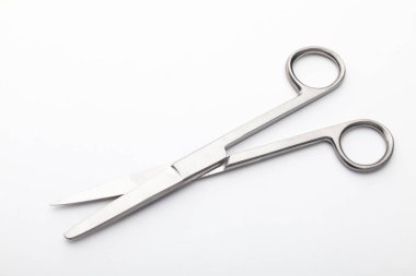 Çelik cerrahi aletler ve laboratuvar ekipmanları beyaz arka planda izole edilmiş. Profesyonel klinik aletleri. Tıbbi, cerrahi, ambulans ve veteriner konsepti. Yumuşak seçici odaklı yakın plan