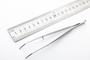 Çelik cerrahi aletler ve laboratuvar ekipmanları beyaz arka planda izole edilmiş. Profesyonel klinik aletleri. Tıbbi, cerrahi, ambulans ve veteriner konsepti. Yumuşak seçici odaklı yakın plan