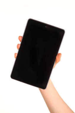 İnsan eli, avucunda boş bir krom ekran olan modern bir akıllı telefonu tutar. Teknoloji ve reklam kavramı. Ayrıntılı yakın çekim stüdyo çekimi soyut beyaz arka planda izole