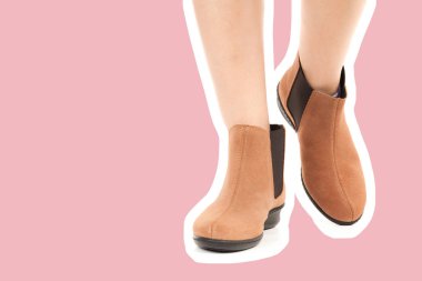 Bayan giysi ayakkabısı. Düşük deri ayakkabılar giyen uzun ince kadın bacakları. Fotokopi alanı olan moda modeli. Klasik ve günlük kıyafet konsepti. Ayrıntılı yakın çekim stüdyo çekimi. Dergi tarzı moda kolajı