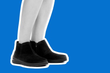 Bayan giysi ayakkabısı. Uzun ince dişinin bacakları düşük deri ayakkabı giyer. Fotokopi alanı olan moda modeli. Klasik ve günlük kıyafet konsepti. Ayrıntılı yakın çekim stüdyo çekimi. Dergi tarzı moda kolajı