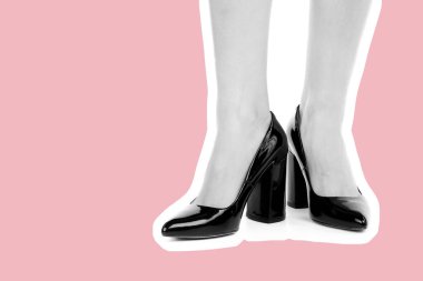 Bayan giysi ayakkabısı. Yüksek topuklu ayakkabı giyen uzun ince kadın bacakları. Fotokopi alanı olan moda modeli. Klasik ve günlük kıyafet konsepti. Ayrıntılı yakın çekim stüdyo çekimi. Dergi tarzı moda kolajı