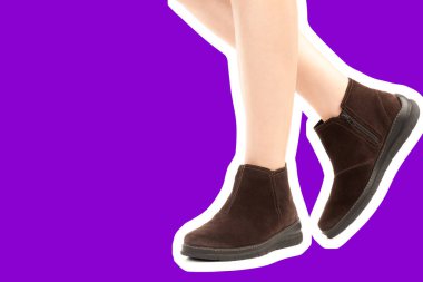 Bayan giysi ayakkabısı. Düşük deri ayakkabılar giyen uzun ince kadın bacağı. Fotokopi alanı olan moda modeli. Klasik ve günlük kıyafet konsepti. Ayrıntılı yakın çekim stüdyo çekimi. Dergi tarzı moda kolajı