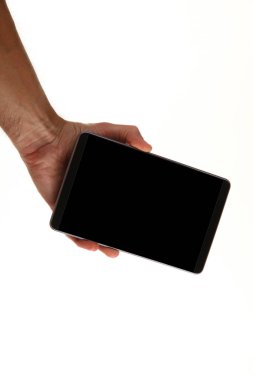 İnsan eli, avucunda boş bir krom ekran olan modern bir akıllı telefonu tutar. Teknoloji ve reklam kavramı. Ayrıntılı yakın çekim stüdyo çekimi soyut beyaz arka planda izole