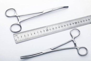 Çelik cerrahi aletler ve laboratuvar ekipmanları beyaz arka planda izole edilmiş. Profesyonel klinik aletleri. Tıbbi, cerrahi, ambulans ve veteriner konsepti. Yumuşak seçici odaklı yakın plan