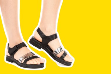 Bayan giysi ayakkabısı. Deri sandalet giyen uzun ince kadın bacakları. Fotokopi alanı olan moda modeli. Klasik ve günlük kıyafet konsepti. Detaylı yakın çekim stüdyo çekimi Magazin tarzı moda kolajı