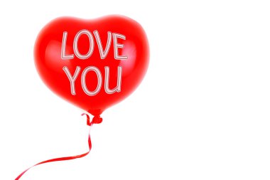 Kırmızı lastik şişme kalp şeklinde balon. Aşk, ilişki, sevgililer günü ve doğum günü kutlaması konsepti. Stüdyo görüntüsü boş kopya alanı olan bulanık bir arkaplan üzerinde