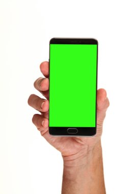 İnsan eli, avucunda boş bir krom ekran olan modern bir akıllı telefonu tutar. Teknoloji ve reklam kavramı. Ayrıntılı yakın çekim stüdyo çekimi soyut beyaz arka planda izole
