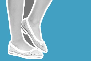 Bayan giysi ayakkabısı. Düşük deri ayakkabılar giyen uzun ince kadın bacakları. Fotokopi alanı olan moda modeli. Klasik ve günlük kıyafet konsepti. Detaylı yakın çekim stüdyo çekimi Magazin tarzı moda kolajı