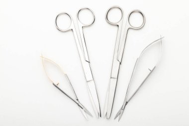 Çelik cerrahi aletler ve laboratuvar ekipmanları beyaz arka planda izole edilmiş. Profesyonel klinik aletleri. Tıbbi, cerrahi, ambulans ve veteriner konsepti. Yumuşak seçici odaklı yakın plan