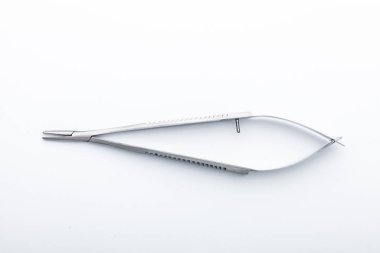 Çelik cerrahi aletler ve laboratuvar ekipmanları beyaz arka planda izole edilmiş. Profesyonel klinik aletleri. Tıbbi, cerrahi, ambulans ve veteriner konsepti. Yumuşak seçici odaklı yakın plan