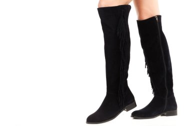 Bayan giysi ayakkabısı. Uzun ince dişinin bacakları uzun deri çizmeler giyer. Fotokopi alanı olan moda modeli. Klasik ve günlük kıyafet konsepti. Ayrıntılı yakın çekim stüdyo çekimi beyaz arkaplanda izole edildi.