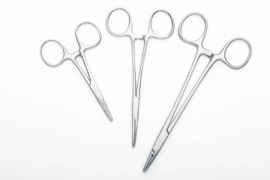 Çelik cerrahi aletler ve laboratuvar ekipmanları beyaz arka planda izole edilmiş. Profesyonel klinik aletleri. Tıbbi, cerrahi, ambulans ve veteriner konsepti. Yumuşak seçici odaklı yakın plan