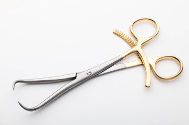 Çelik cerrahi aletler ve laboratuvar ekipmanları beyaz arka planda izole edilmiş. Profesyonel klinik aletleri. Tıbbi, cerrahi, ambulans ve veteriner konsepti. Yumuşak seçici odaklı yakın plan