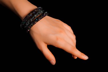 Güzel bir el yapımı mücevher bileziği. Renkli parlak boncuklar ve nötr manikürlü gevşek bir kadın bileği. Moda ve el işi aksesuarları. Yumuşak seçici odaklı yakın plan