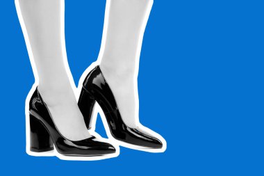 Bayan giysi ayakkabısı. Uzun ince kadın bacakları yüksek topuklu ayakkabı giyer. Fotokopi alanı olan moda modeli. Klasik ve günlük kıyafet konsepti. Ayrıntılı yakın çekim stüdyo çekimi. Dergi tarzı moda kolajı