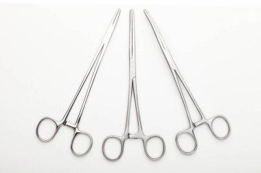 Çelik cerrahi aletler ve laboratuvar ekipmanları beyaz arka planda izole edilmiş. Profesyonel klinik aletleri. Tıbbi, cerrahi, ambulans ve veteriner konsepti. Yumuşak seçici odaklı yakın plan