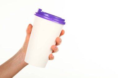 İnsan eli plastik kapaklı boş bir kahve fincanı tutar. Tek kullanımlık fincana çay ya da kahve konsepti. Metin veya logo için yeri ve yeri kopyala. Beyaz bir arkaplanda izole edilmiş