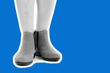 Bayan giysi ayakkabısı. Uzun ince dişinin bacakları düşük deri ayakkabı giyer. Fotokopi alanı olan moda modeli. Klasik ve günlük kıyafet konsepti. Ayrıntılı yakın çekim stüdyo çekimi. Dergi tarzı moda kolajı