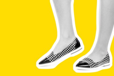 Bayan giysi ayakkabısı. Düşük deri ayakkabılar giyen uzun ince kadın bacağı. Fotokopi alanı olan moda modeli. Klasik ve günlük kıyafet konsepti. Ayrıntılı yakın çekim stüdyo çekimi. Dergi tarzı moda kolajı