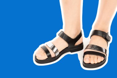 Bayan giysi ayakkabısı. Deri sandalet giyen uzun ince kadın bacakları. Fotokopi alanı olan moda modeli. Klasik ve günlük kıyafet konsepti. Detaylı yakın çekim stüdyo çekimi Magazin tarzı moda kolajı