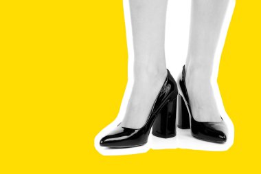 Bayan giysi ayakkabısı. Yüksek topuklu ayakkabı giyen uzun ince kadın bacakları. Fotokopi alanı olan moda modeli. Klasik ve günlük kıyafet konsepti. Ayrıntılı yakın çekim stüdyo çekimi. Dergi tarzı moda kolajı