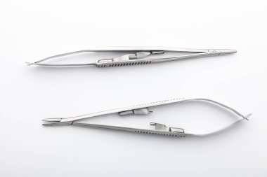 Çelik cerrahi aletler ve laboratuvar ekipmanları beyaz arka planda izole edilmiş. Profesyonel klinik aletleri. Tıbbi, cerrahi, ambulans ve veteriner konsepti. Yumuşak seçici odaklı yakın plan