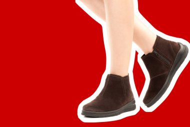 Bayan giysi ayakkabısı. Düşük deri ayakkabılar giyen uzun ince kadın bacakları. Fotokopi alanı olan moda modeli. Klasik ve günlük kıyafet konsepti. Ayrıntılı yakın çekim stüdyo çekimi. Dergi tarzı moda kolajı