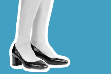 Bayan giysi ayakkabısı. Uzun ince kadın bacakları yüksek topuklu ayakkabı giyiyor. Fotokopi alanı olan moda modeli. Klasik ve günlük kıyafet konsepti. Ayrıntılı yakın çekim stüdyo çekimi. Dergi tarzı moda kolajı