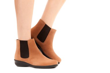 Bayan giysi ayakkabısı. Düşük deri ayakkabılar giyen uzun ince kadın bacakları. Fotokopi alanı olan moda modeli. Klasik ve günlük kıyafet konsepti. Ayrıntılı yakın çekim stüdyo çekimi beyaz arkaplanda izole edildi