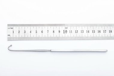 Çelik cerrahi aletler ve laboratuvar ekipmanları beyaz arka planda izole edilmiş. Profesyonel klinik aletleri. Tıbbi, cerrahi, ambulans ve veteriner konsepti. Yumuşak seçici odaklı yakın plan