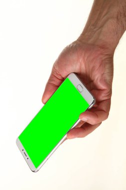 İnsan eli, avucunda boş bir krom ekran olan modern bir akıllı telefonu tutar. Teknoloji ve reklam kavramı. Ayrıntılı yakın çekim stüdyo çekimi soyut beyaz arka planda izole