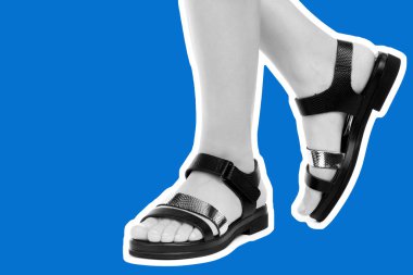 Bayan giysi ayakkabısı. Deri sandalet giyen uzun ince kadın bacakları. Fotokopi alanı olan moda modeli. Klasik ve günlük kıyafet konsepti. Detaylı yakın çekim stüdyo çekimi Magazin tarzı moda kolajı