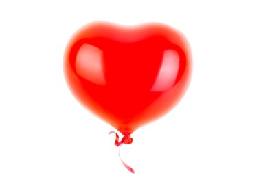 Kırmızı lastik şişme kalp şeklinde balon. Aşk, ilişki, sevgililer günü ve doğum günü kutlaması konsepti. Stüdyo görüntüsü boş kopya alanı olan bulanık bir arkaplan üzerinde