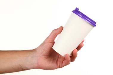 İnsan eli plastik kapaklı boş bir kahve fincanı tutar. Tek kullanımlık fincana çay ya da kahve konsepti. Metin veya logo için yeri ve yeri kopyala. Beyaz bir arkaplanda izole edilmiş