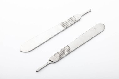 Çelik cerrahi aletler ve laboratuvar ekipmanları beyaz arka planda izole edilmiş. Profesyonel klinik aletleri. Tıbbi, cerrahi, ambulans ve veteriner konsepti. Yumuşak seçici odaklı yakın plan