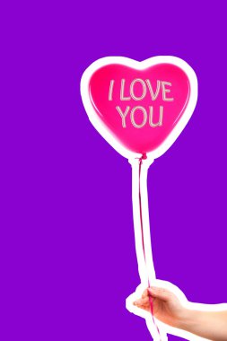 Kadın eli kırmızı kauçuk, şişme kalp şeklinde balon tutuyor. Aşk, ilişki, sevgililer günü ve doğum günü kutlaması konsepti. Boş kopya alanı olan dergi tarzı moda kolajı