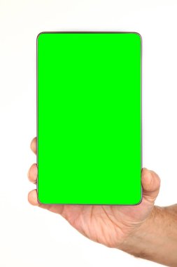 İnsan eli, avucunda boş bir krom ekran olan modern bir akıllı telefonu tutar. Teknoloji ve reklam kavramı. Ayrıntılı yakın çekim stüdyo çekimi soyut beyaz arka planda izole