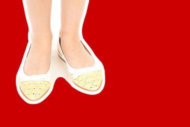 Bayan giysi ayakkabısı. Düşük deri ayakkabılar giyen uzun ince kadın bacakları. Fotokopi alanı olan moda modeli. Klasik ve günlük kıyafet konsepti. Detaylı yakın çekim stüdyo çekimi Magazin tarzı moda kolajı