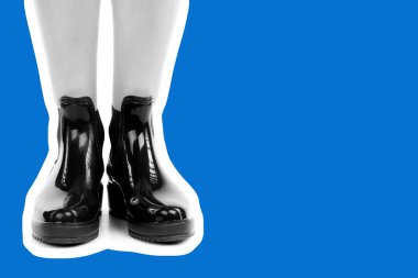 Bayan giysi ayakkabısı. Lastik çizme giyen uzun ince kadın bacakları. Fotokopi alanı olan moda modeli. Klasik ve günlük kıyafet konsepti. Ayrıntılı yakın çekim stüdyo çekimi. Dergi tarzı moda kolajı